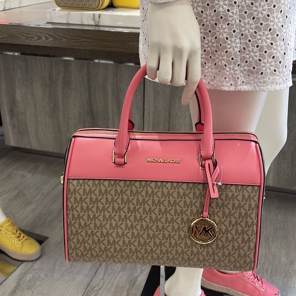 Michael Kors med Duffle Travel - Leather/Coated
35S2GTFU2B
Tea Rose
MD DUFFLE - Picture 16 of 16